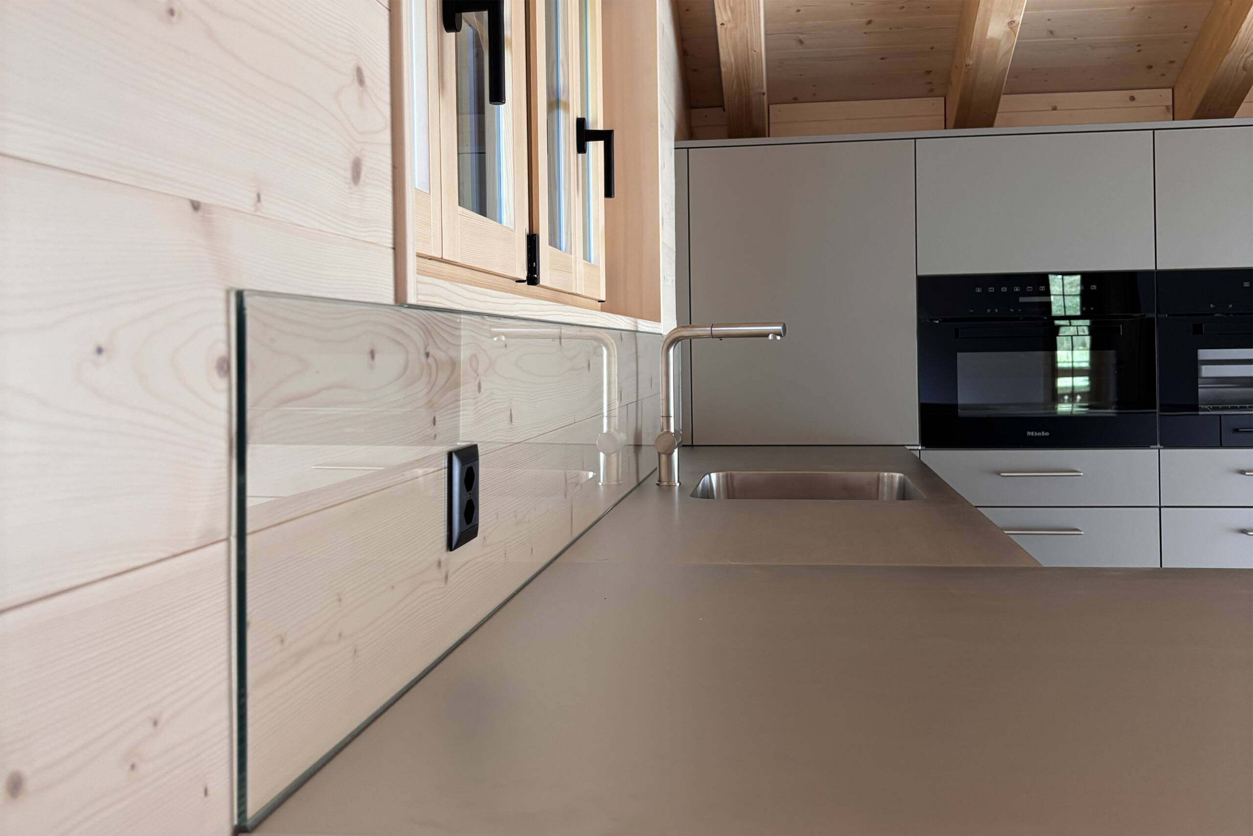Küchenrückwand in Glas Mehrfamilienhaus | Planart Grindelwald