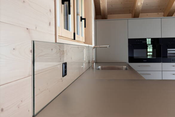 Küchenrückwand in Glas Mehrfamilienhaus | Planart Grindelwald