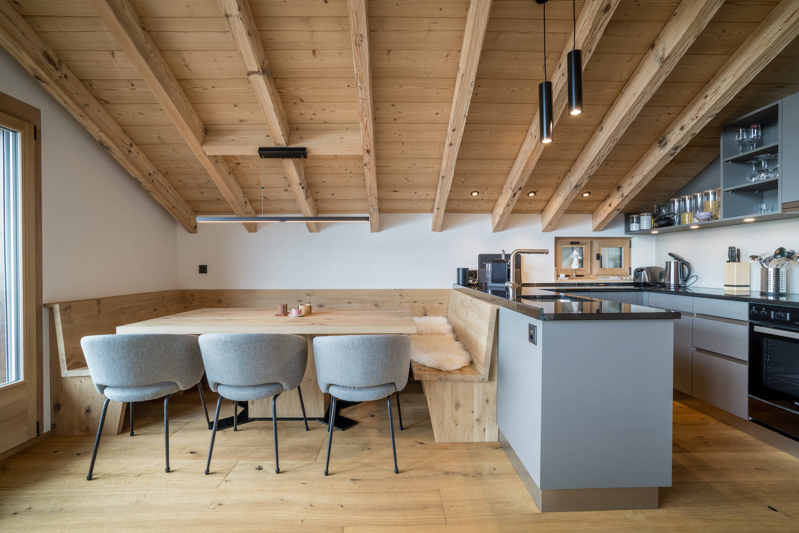 Eckbank und Tisch aus Eiche | Planart Grindelwald