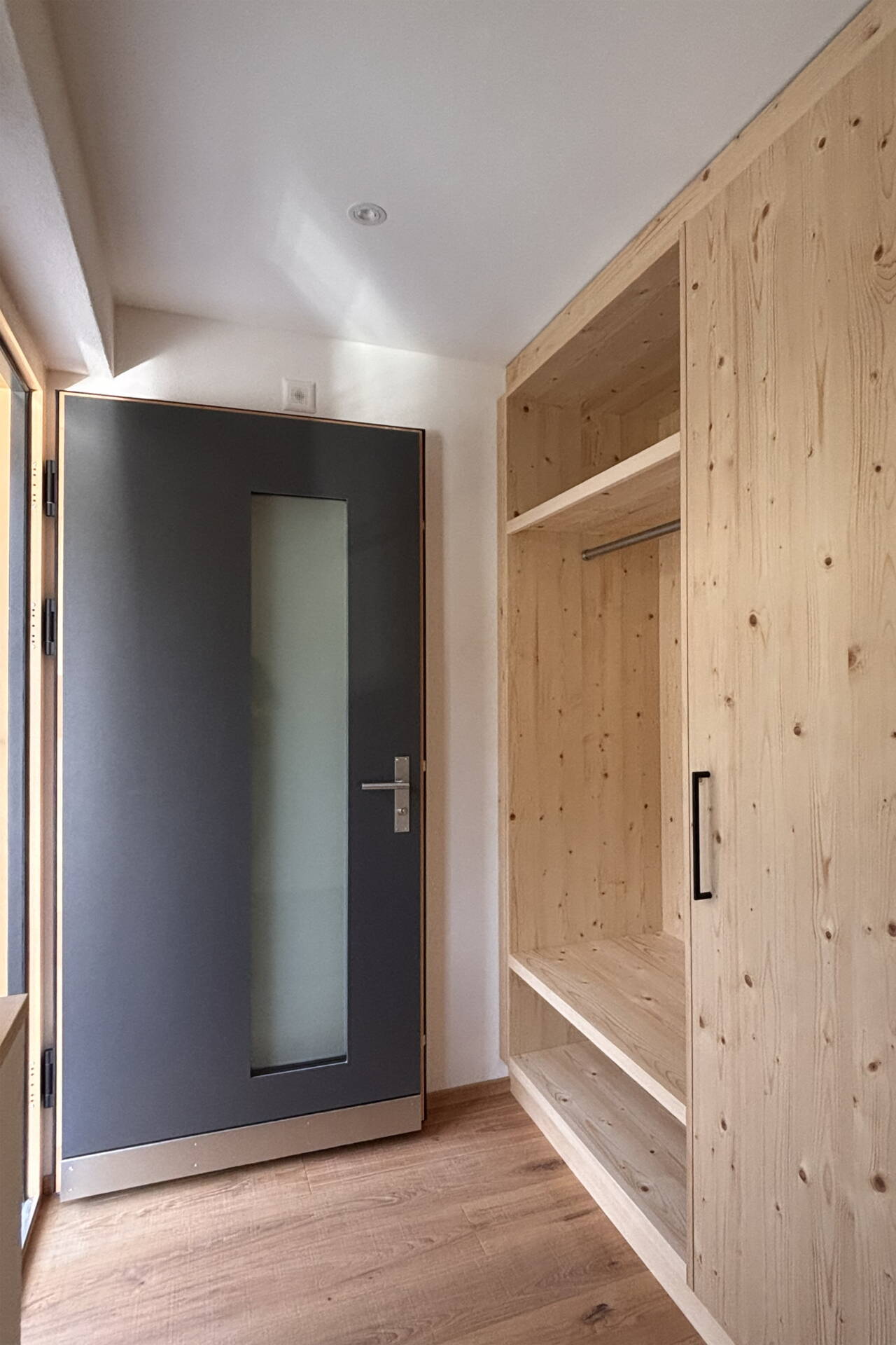Eingangsbereich Mehrfamilienhaus | Planart Grindelwald