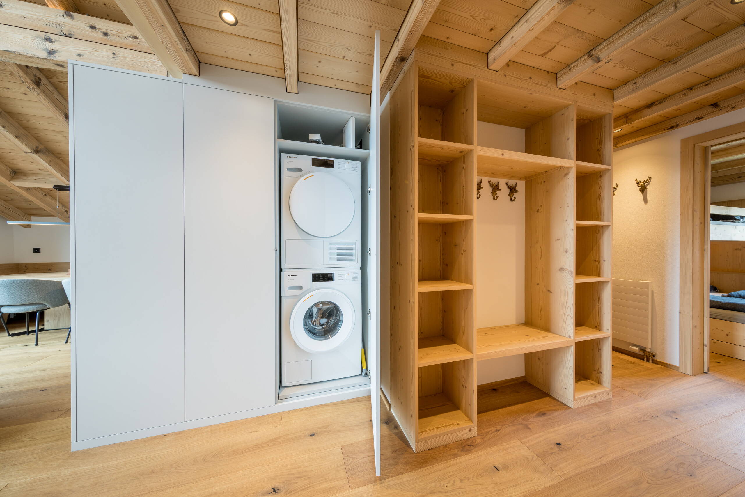 Wäscheturm integriert in Einbauschrank | Planart Grindelwald